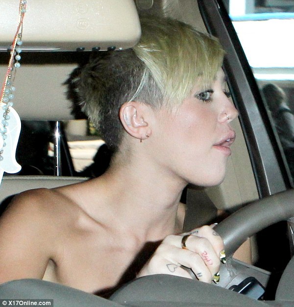 Miley Cyrus để ngực trần đi đón người yêu