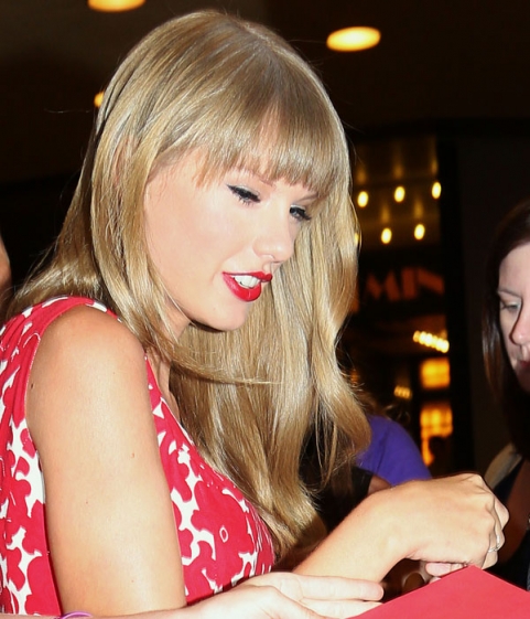 Taylor Swift v&ocirc; t&igrave;nh để lộ nhẫn đ&iacute;nh h&ocirc;n 