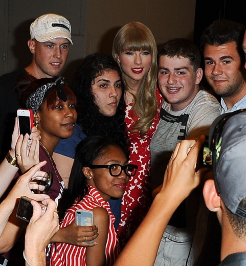 Taylor Swift v&ocirc; t&igrave;nh để lộ nhẫn đ&iacute;nh h&ocirc;n 
