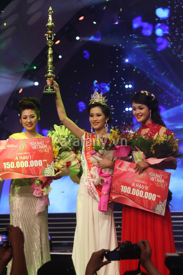 Đặng Thu Thảo đăng quang Hoa hậu Việt Nam 2012