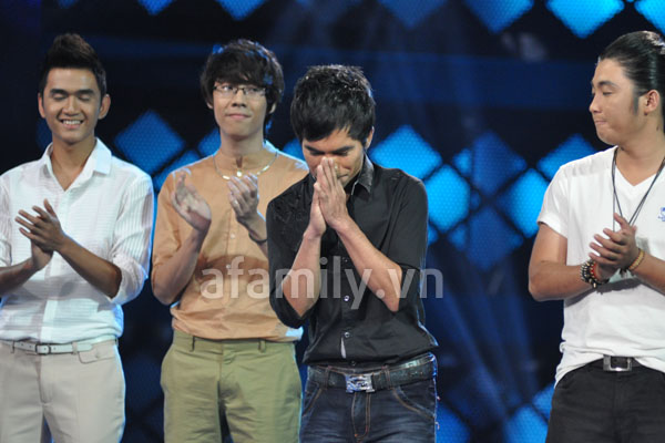 Th&iacute; sinh Idol chuyển giới tiếp tục nhờ kh&aacute;n giả 