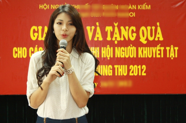 Á khôi Miss Sport vui Trung thu cùng các em nhỏ Á khôi Miss Sport vui Trung thu cùng các em nhỏ