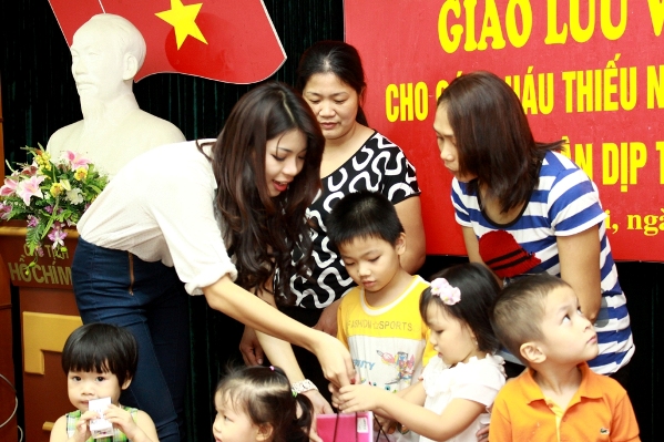 Á khôi Miss Sport vui Trung thu cùng các em nhỏ Á khôi Miss Sport vui Trung thu cùng các em nhỏ
