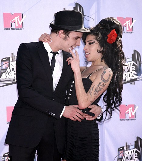 Chồng cũ thừa nhận đẩy Amy Winehouse vào ma túy Chồng cũ thừa nhận đẩy Amy Winehouse vào ma túy