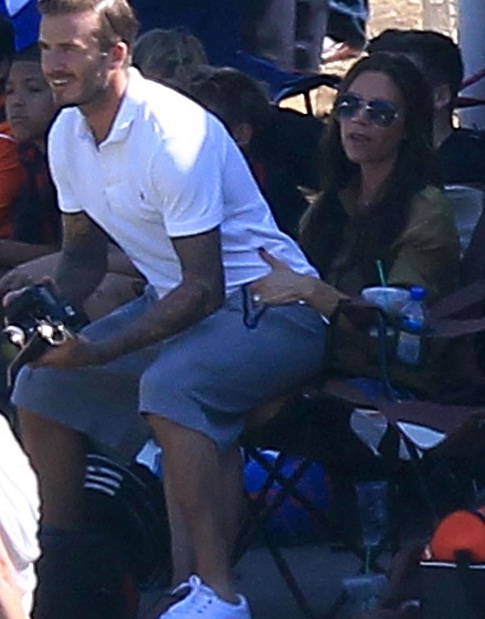 Beckham ngồi l&ecirc;n đ&ugrave;i vợ để xem đ&aacute; b&oacute;ng