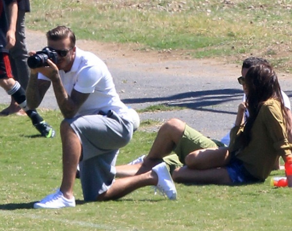 Beckham ngồi l&ecirc;n đ&ugrave;i vợ để xem đ&aacute; b&oacute;ng