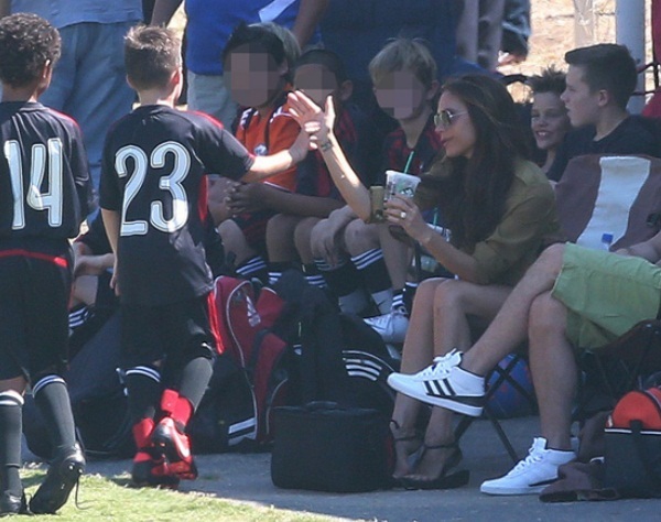 Beckham ngồi l&ecirc;n đ&ugrave;i vợ để xem đ&aacute; b&oacute;ng