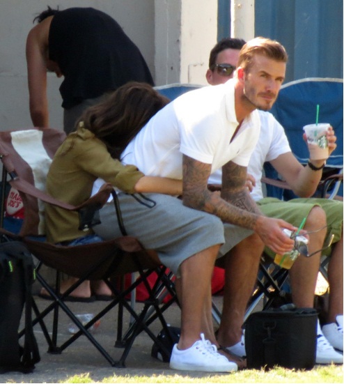 Beckham ngồi l&ecirc;n đ&ugrave;i vợ để xem đ&aacute; b&oacute;ng