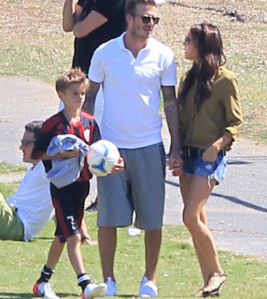 Beckham ngồi l&ecirc;n đ&ugrave;i vợ để xem đ&aacute; b&oacute;ng
