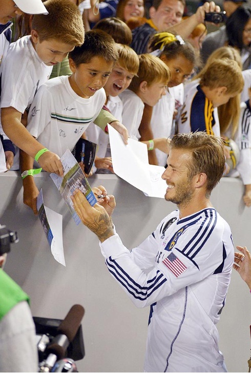 David Beckham lưng trần ôm fan nữ