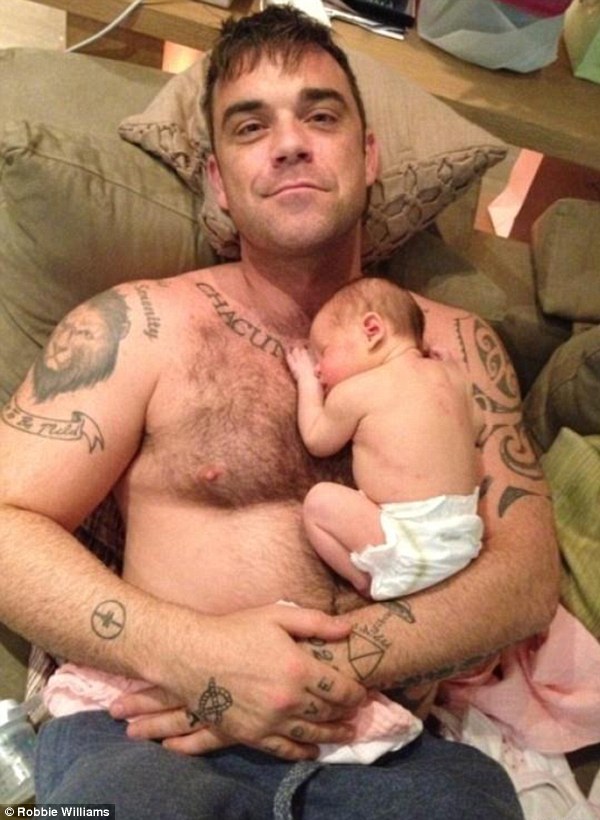 Robbie Williams khoe ảnh con gái 2 ngày tuổi
