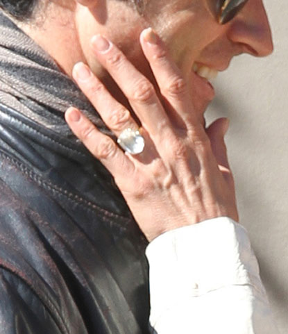 Jennifer Aniston khoe nhẫn kim cương cỡ 