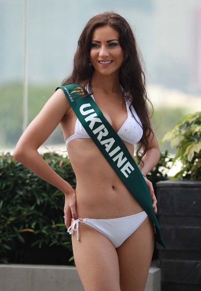 Hoàng Anh nổi bật với bikini đỏ tại Miss Earth 2012  8