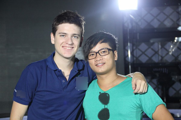 Thầy tiếng Anh siêu đẹp trai của thí sinh Vietnam Idol 3