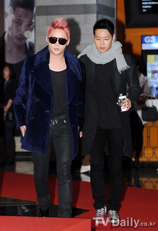 Yoochun h&agrave;o hứng đi xem phim của Jae Joong 1