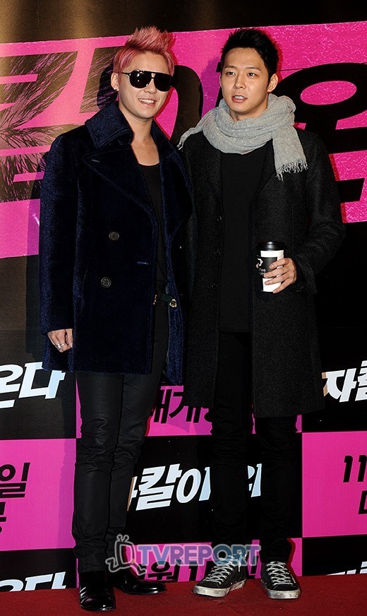 Yoochun h&agrave;o hứng đi xem phim của Jae Joong 2