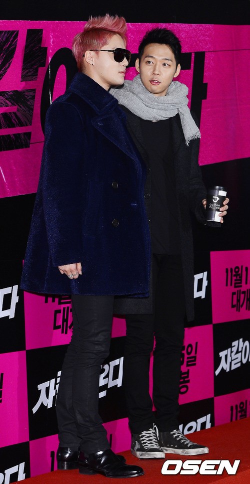 Yoochun h&agrave;o hứng đi xem phim của Jae Joong 3
