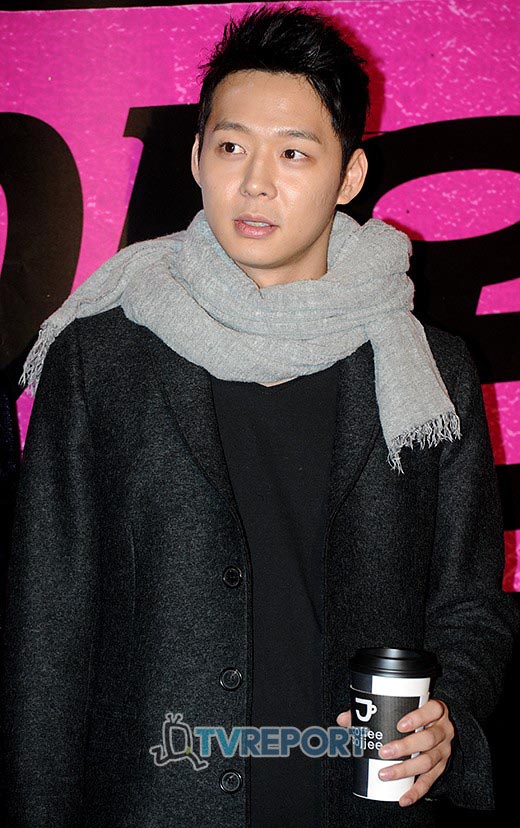 Yoochun h&agrave;o hứng đi xem phim của Jae Joong 4
