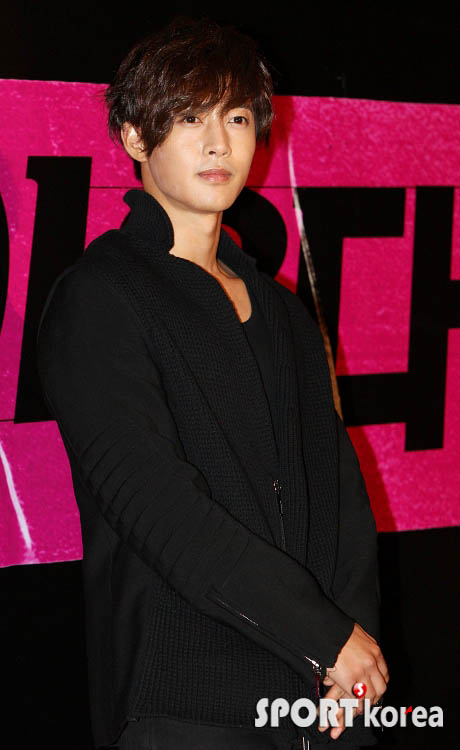 Yoochun h&agrave;o hứng đi xem phim của Jae Joong 12