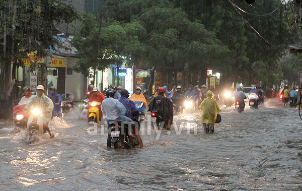 mua-lon-nhieu-tuyen-pho-ha-noi-lai-thanh-song