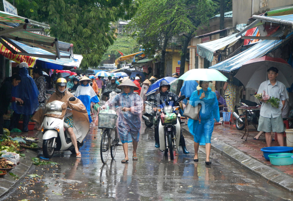 H&agrave; Nội: B&atilde;o số 5 chưa g&acirc;y &ldquo;b&atilde;o gi&aacute;&rdquo;