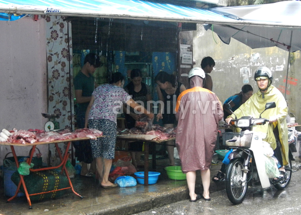 H&agrave; Nội: B&atilde;o số 5 chưa g&acirc;y &ldquo;b&atilde;o gi&aacute;&rdquo;
