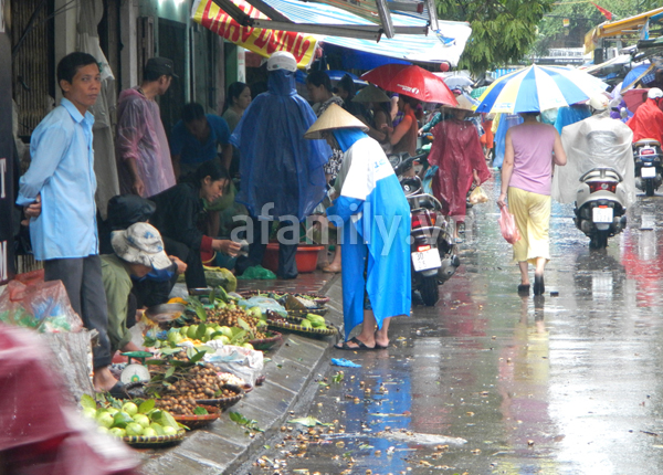 H&agrave; Nội: B&atilde;o số 5 chưa g&acirc;y &ldquo;b&atilde;o gi&aacute;&rdquo;