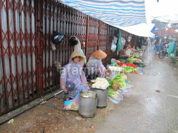 H&agrave; Nội: B&atilde;o số 5 chưa g&acirc;y &ldquo;b&atilde;o gi&aacute;&rdquo;
