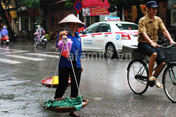 Ch&ugrave;m ảnh H&agrave; Nội một ng&agrave;y mưa