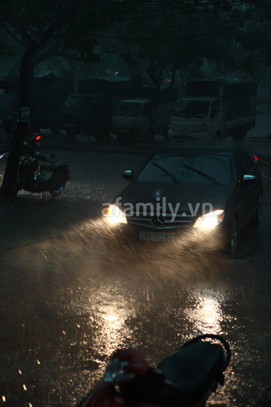 B&atilde;o số 5 về, H&agrave; Nội mưa d&ocirc;ng lớn từ 4h chiều