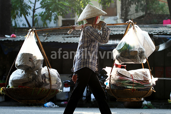 H&agrave; Nội nhộn nhịp sắm đồ lễ Rằm th&aacute;ng 7
