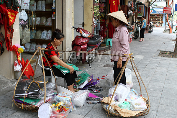 H&agrave; Nội nhộn nhịp sắm đồ lễ Rằm th&aacute;ng 7