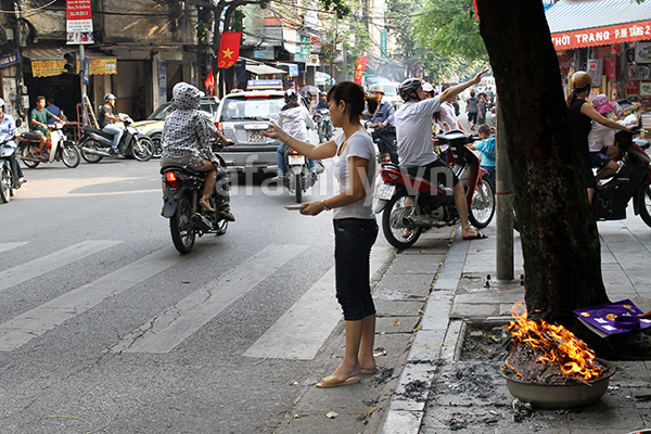 H&agrave; Nội nhộn nhịp sắm đồ lễ Rằm th&aacute;ng 7