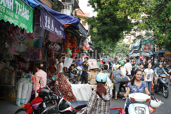 H&agrave; Nội nhộn nhịp sắm đồ lễ Rằm th&aacute;ng 7