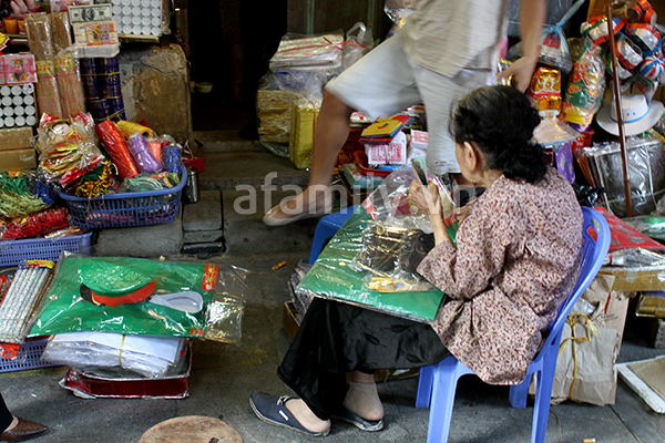 H&agrave; Nội nhộn nhịp sắm đồ lễ Rằm th&aacute;ng 7