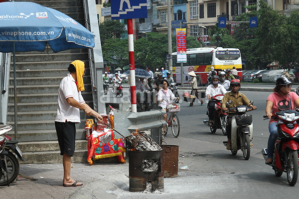 H&agrave; Nội nhộn nhịp sắm đồ lễ Rằm th&aacute;ng 7