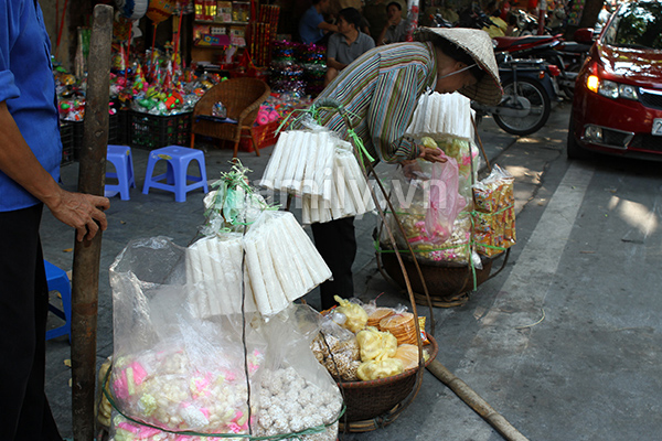 H&agrave; Nội nhộn nhịp sắm đồ lễ Rằm th&aacute;ng 7