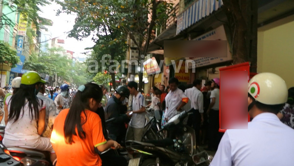 Lạ lùng xếp hàng mua bánh Trung thu kiểu 