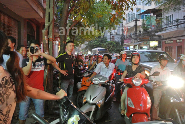 Lạ lùng xếp hàng mua bánh Trung thu kiểu 