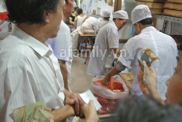 Lạ lùng xếp hàng mua bánh Trung thu kiểu 