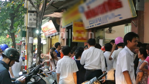 Lạ lùng xếp hàng mua bánh Trung thu kiểu 