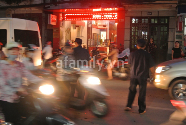 Lạ lùng xếp hàng mua bánh Trung thu kiểu 