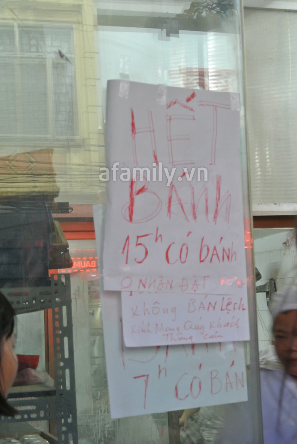 Lạ lùng xếp hàng mua bánh Trung thu kiểu 