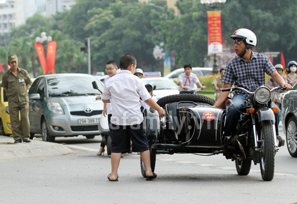 Phụ huynh nô nức đưa con đi khai giảng 