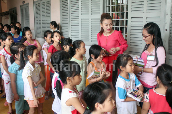 Thu Thủy tặng qu&agrave; trẻ em mồ c&ocirc;i