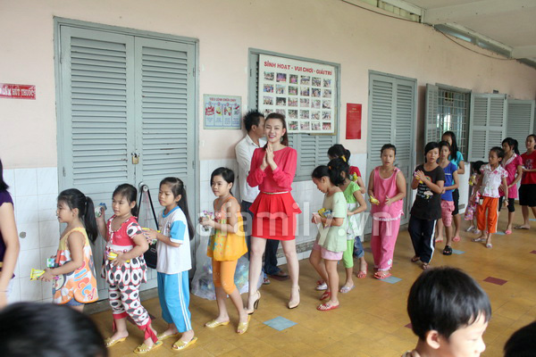 Thu Thủy tặng qu&agrave; trẻ em mồ c&ocirc;i