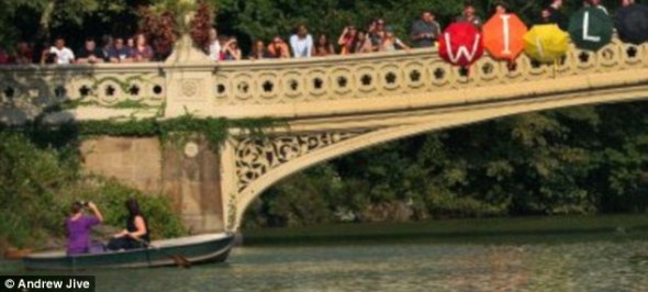Cặp đôi đồng tính cầu hôn bằng... ô Cặp đôi đồng tính cầu hôn bằng... ô