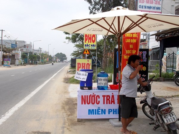 Trà đá miễn phí trên QL1A đoạn qua thị xã Điện Bàn, Quảng Nam.