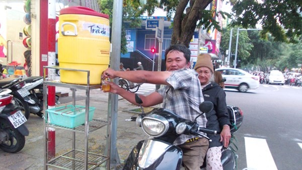 Trà đá miễn phí trên đường Trần Phú, quận Hải Châu, Đà Nẵng.