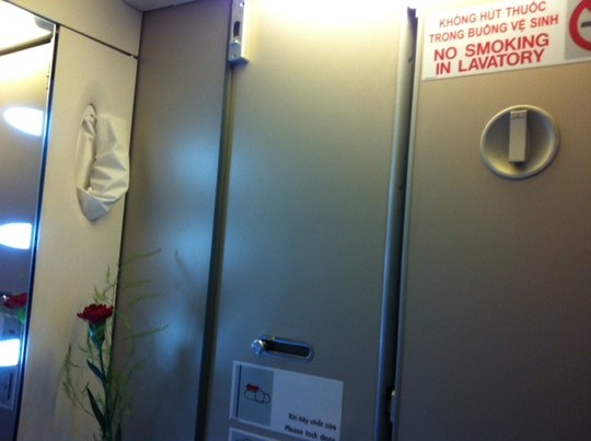 Toilet máy bay đều có cảnh báo Không hút thuốc, thậm chí còn ghi rõ Thùng rác có gắn thiết bị cảnh báo khói. Thế nhưng không ít hành khách vẫn trốn vào đây hút thuốc.